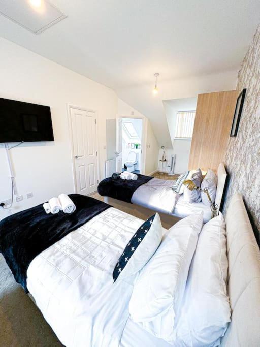 Contractors, Families, Tourists & Groups Welcome Sleeps Upto 9, Garden, Pet Allowed, Parking Included! Birmingham Exterior photo