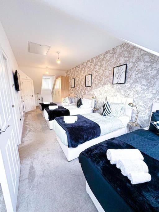 Contractors, Families, Tourists & Groups Welcome Sleeps Upto 9, Garden, Pet Allowed, Parking Included! Birmingham Exterior photo