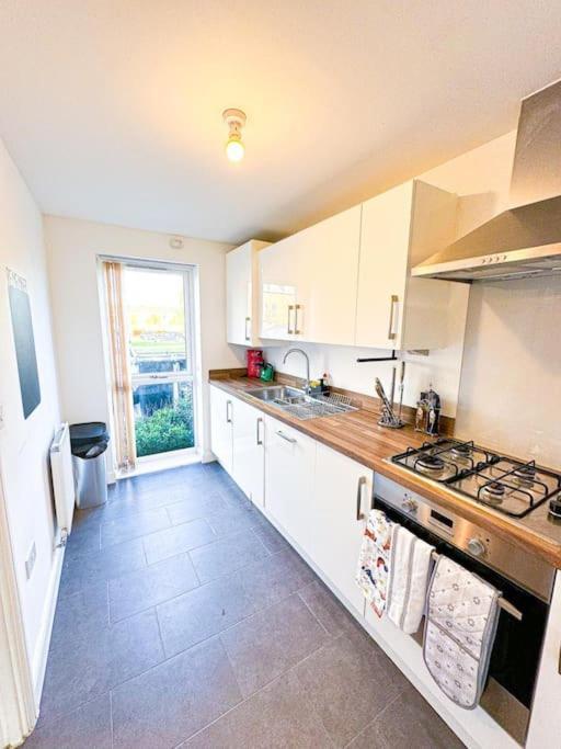 Contractors, Families, Tourists & Groups Welcome Sleeps Upto 9, Garden, Pet Allowed, Parking Included! Birmingham Exterior photo