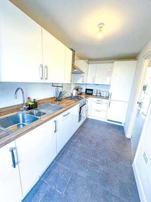 Contractors, Families, Tourists & Groups Welcome Sleeps Upto 9, Garden, Pet Allowed, Parking Included! Birmingham Exterior photo
